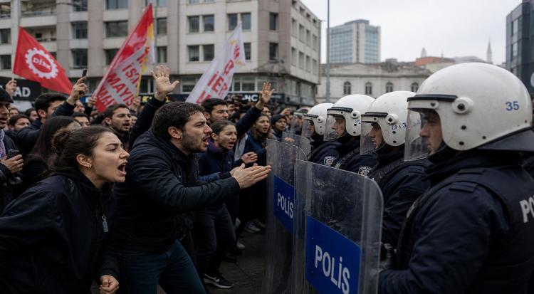 Turkish Police Detain 575 Protesters During May Day Clashes