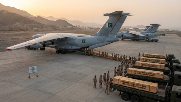 Pakistan Sent Four Planeloads of Weapons to Yemen Government, Report Says